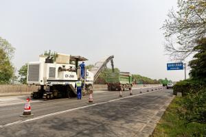 高遠(yuǎn)公司承擔(dān)的河南省交通運(yùn)輸廳科技項(xiàng)目“適用于綠色公路養(yǎng)護(hù)的銑刨機(jī)關(guān)鍵技術(shù)及工程應(yīng)用研究”通過(guò)驗(yàn)收